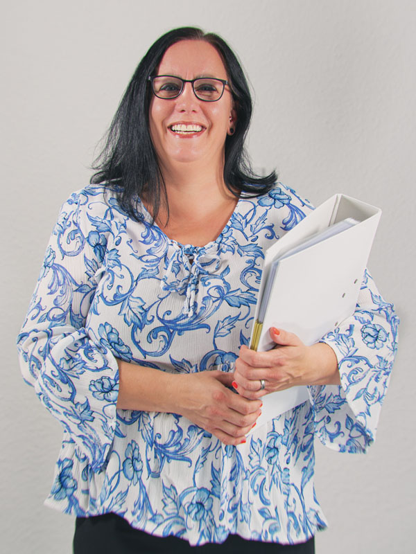 Lockereres Porträt von Jenny Noß mit Ordner